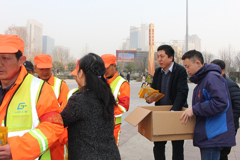 陕西J9集团平台集团发展“关爱环卫工人●暖心送口罩”公益活动