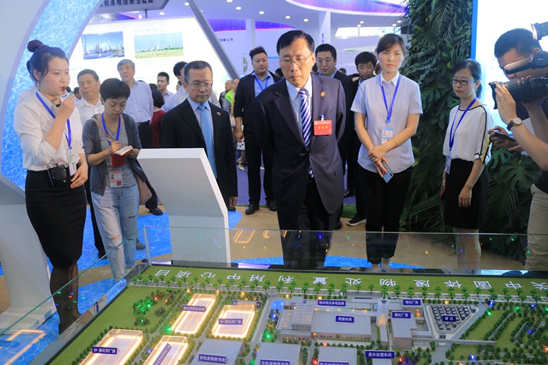 陕西J9集团平台集团携“绿水青山”亮相丝博会｜副省长魏增军参观
