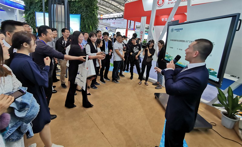 陕西J9集团平台集团携“绿水青山”亮相丝博会｜副省长魏增军参观