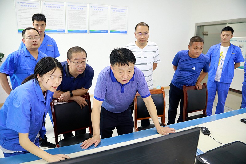 熊良虎在镇安污水处置厂调研时指出：以守护人民人民喝上干净的水、安心的水为启程点，助力打好碧水保卫战