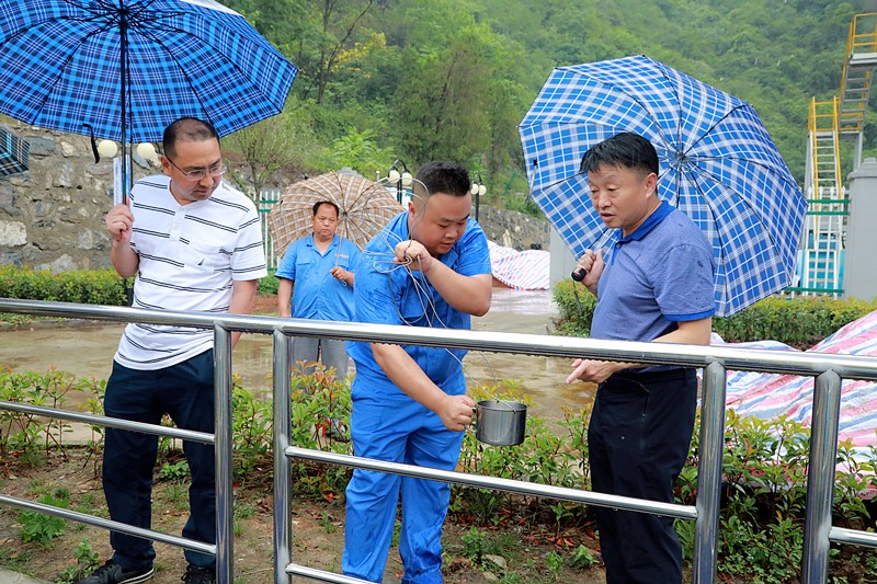 熊良虎在镇安污水处置厂调研时指出：以守护人民人民喝上干净的水、安心的水为启程点，助力打好碧水保卫战