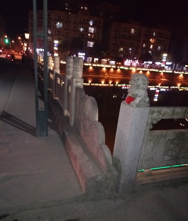 老人翻出大桥护栏欲轻生！危机时刻水环境公司职工一把拽住