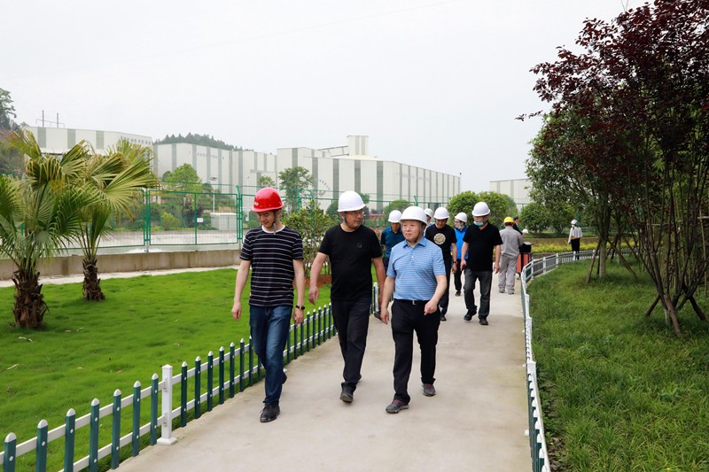 熊良虎在沉庆市中科大业集团调查时强调：对峙生态优先战术，想好生态经、走好扶贫路