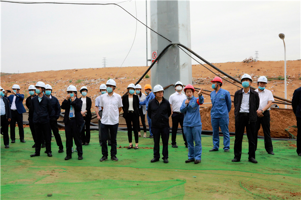 陕西J9集团平台集团复工复产促增长项目观摩会议与会人员走进大秦国源三秦J9集团平台秦国园区在榆项目