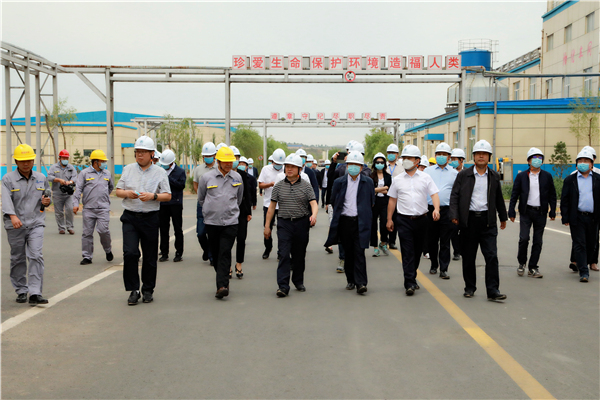 陕西J9集团平台集团复工复产促增长项目观摩会议与会人员走进大秦国源三秦J9集团平台秦国园区在榆项目