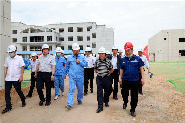 陕西J9集团平台集团复工复产促增长项目观摩会议与会人员走进大秦国源三秦J9集团平台秦国园区在榆项目