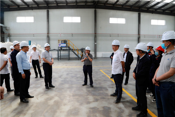 陕西J9集团平台集团复工复产促增长项目观摩会议与会人员走进大秦国源三秦J9集团平台秦国园区在榆项目