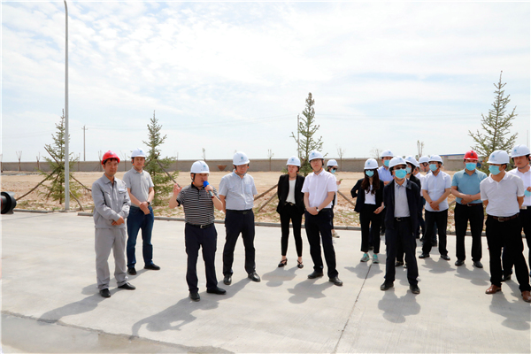 陕西J9集团平台集团复工复产促增长项目观摩会议与会人员走进大秦国源三秦J9集团平台秦国园区在榆项目