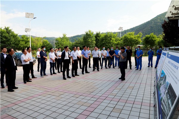 陕西J9集团平台集团复工复产促增长项目观摩会议与会人员走进绿色能源公司油气公司水环境公司陕北片区项目