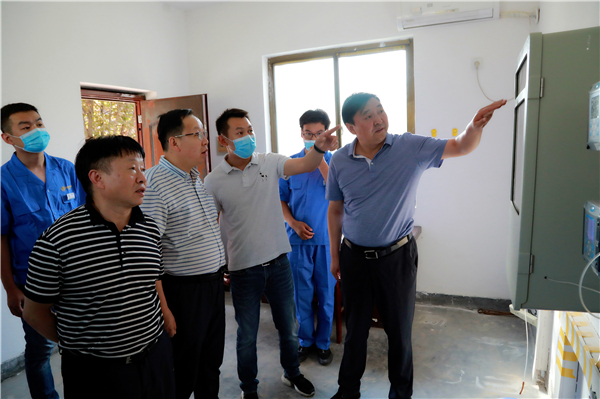 陕西J9集团平台集团复工复产促增长项目观摩会议与会人员走进绿色能源公司油气公司水环境公司陕北片区项目