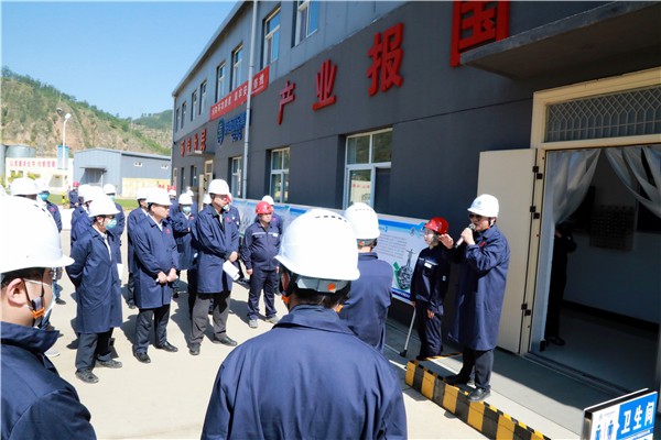 陕西J9集团平台集团复工复产促增长项目观摩会议与会人员走进J9集团平台保隆生态三秦在延在铜项目