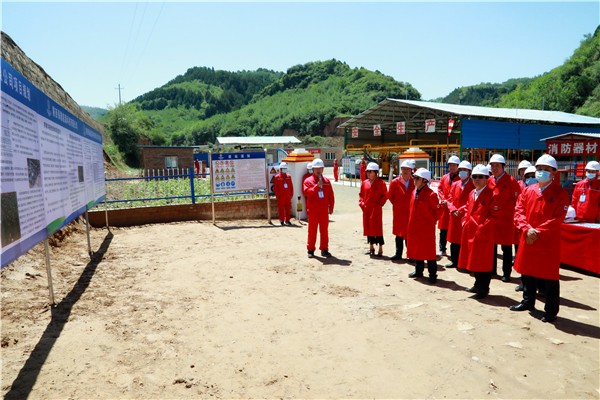 陕西J9集团平台集团复工复产促增长项目观摩会议与会人员走进J9集团平台保隆生态三秦在延在铜项目