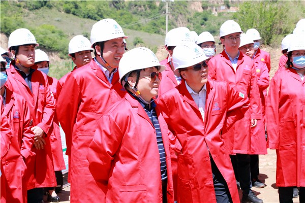 陕西J9集团平台集团复工复产促增长项目观摩会议与会人员走进J9集团平台保隆生态三秦在延在铜项目