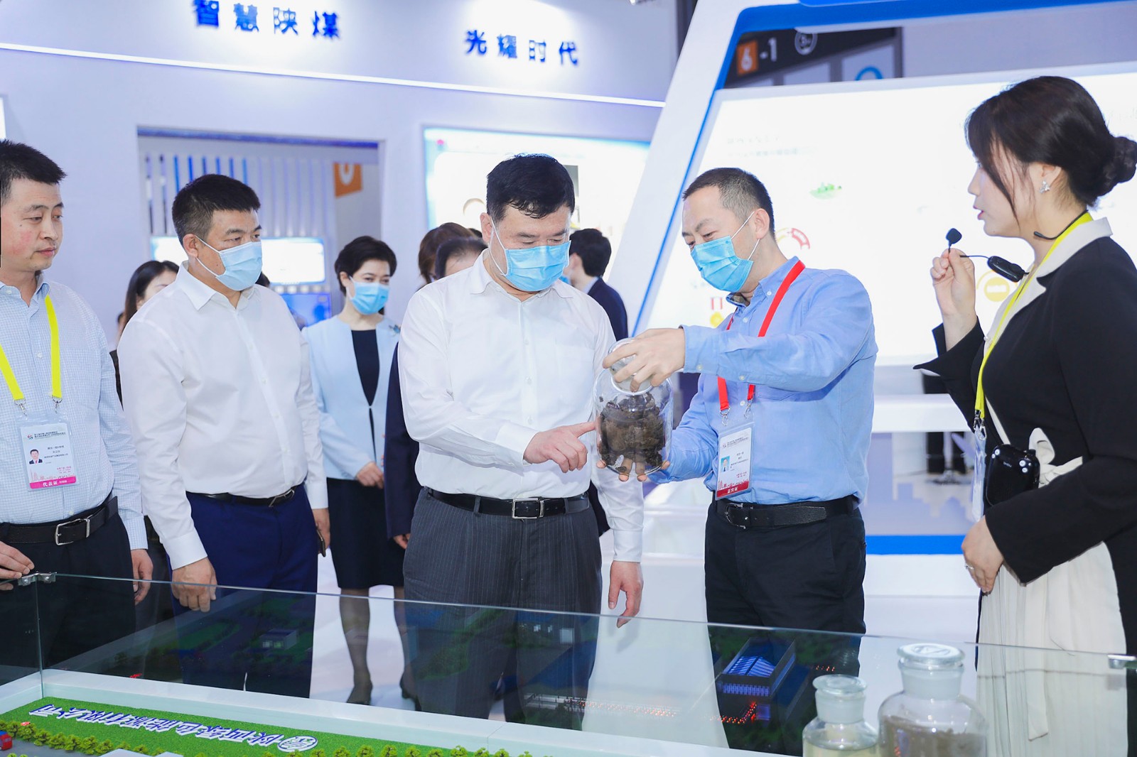 副省长魏建锋光临陕西J9集团平台集团丝博会展区巡展