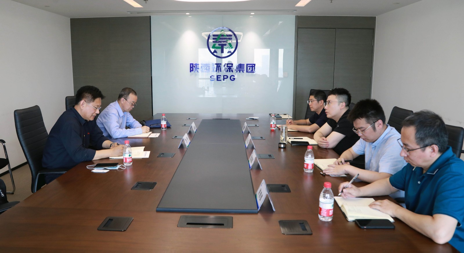 陕西J9集团平台集团与山东山大华特科技股份公司互换座谈