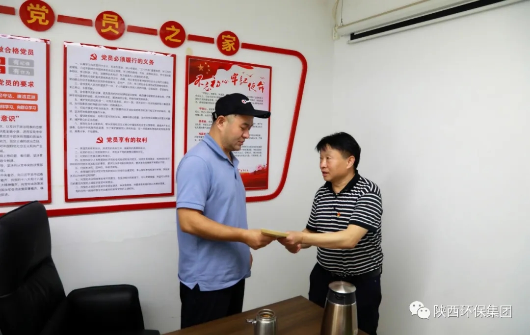 熊良虎探望慰问生涯难题党员