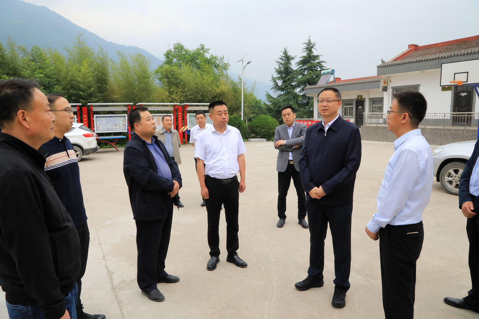 郝军亮赴集团村落振兴助扶点调研慰问