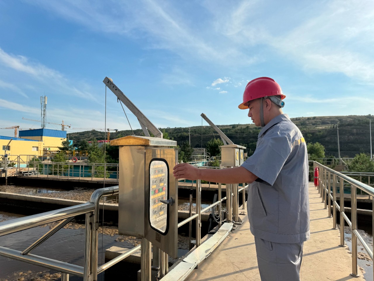 水环境公司职工贺虎荣获神木市人民当局宣告的“2023年度生态环境；すぷ飨冉孜摇比儆称号