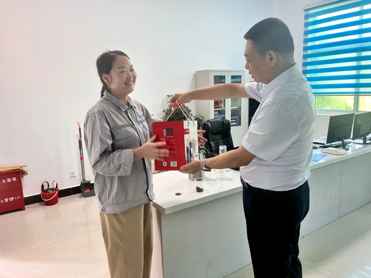 水环境公司发展夏季“送清冷”慰问活动