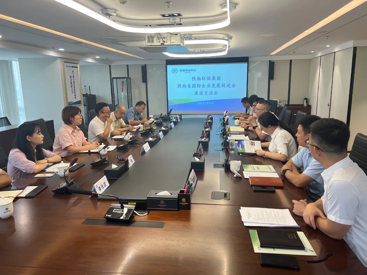 陕西J9集团平台集团与陕西省国防企业发展推进会座谈互换